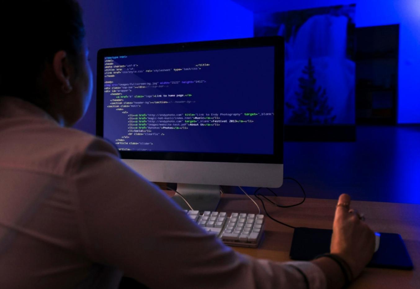 Equipo de estudiantes presentando su videojuego final ante un panel de desarrolladores profesionales